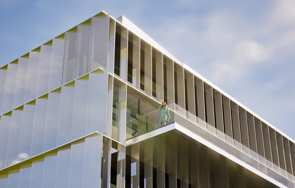 Mujer asomada a uno de los balcones del edificio de AGC