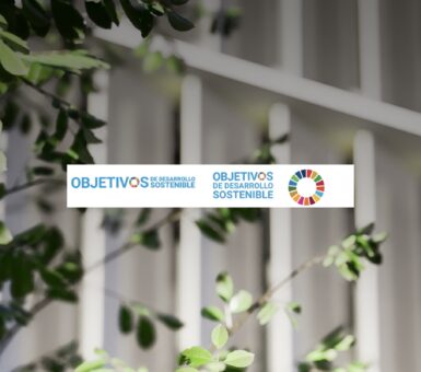 Fachada de edificio con iconos y logos de agenda y objetivos